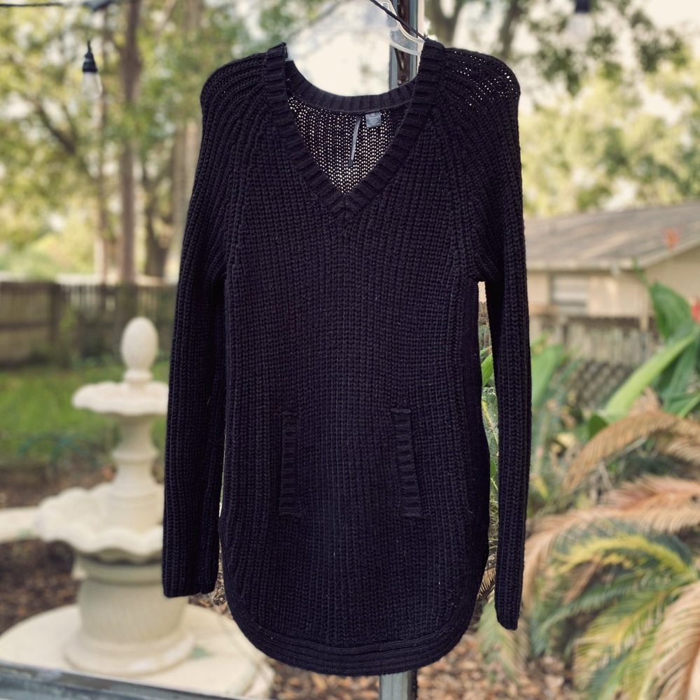 Black thick sweater w/ zipper embellishments